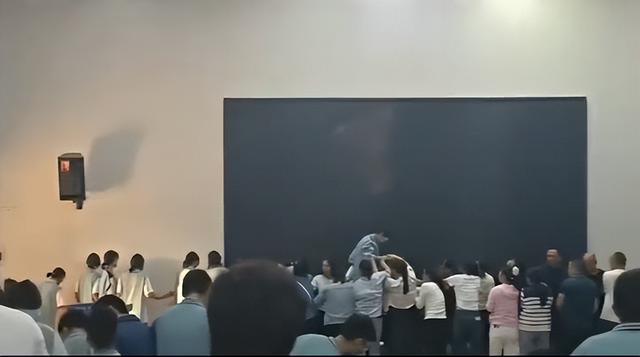 家长跪一排被学生轮流踩过 官方调查