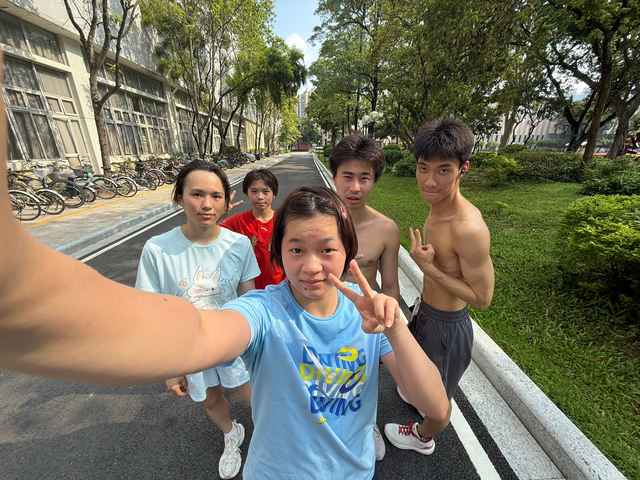 被百万网红公开内涵仅4天，全红婵巧妙回应14字，让全妈松了口气