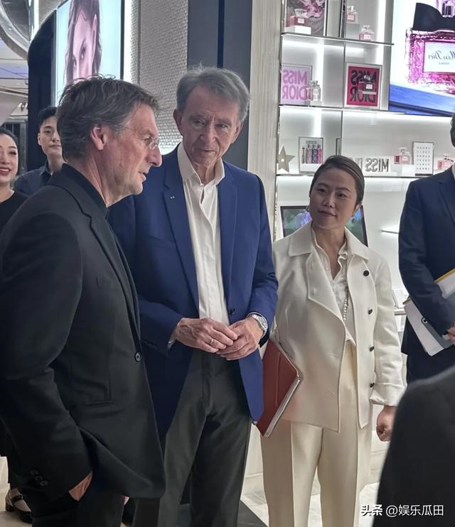太古汇偶遇世界级首富，大热天穿西装视察产业，76岁了还这么努力