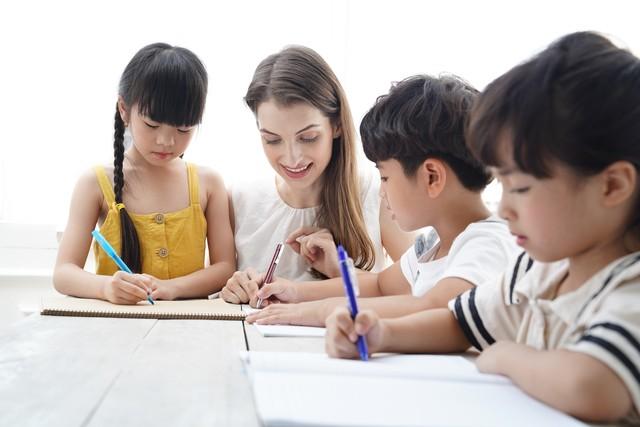 书包里的咸菜馒头，再也回不去了！两代人的春游，回不去的童年！