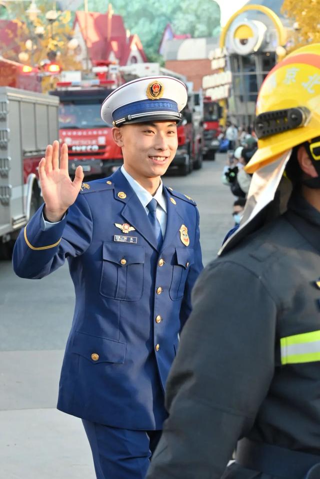 【我们的环球嘉年华】当花车巡游遇上逆行英雄！北京环球度假区上演最“燃”消防宣传