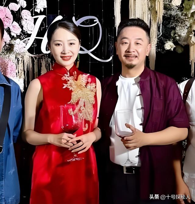 嫁给落魄时的黄海波，任劳任怨养夫多年，曲栅栅现终于苦尽甘来