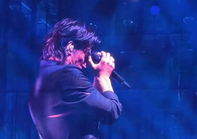 阿信摔下舞台不到24小时，恶心的一幕出现，朱孝天没给自己留体面