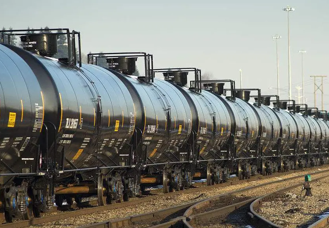 僵持数周两艘中国油轮返航，特朗普楞在原地，5000万桶油卖不出去