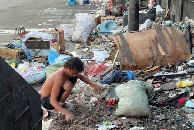 博主体验菲律宾生活，富人一餐500，穷人吃二手炸鸡，3平方睡10人