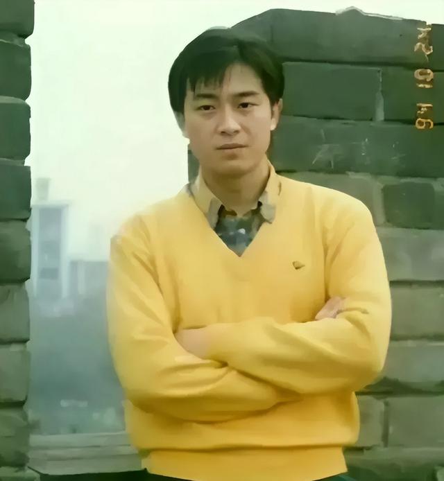 钱再多有什么用！55岁张嘉译现状曝光！病情严重到连走路都站不直