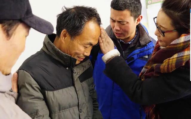袁立近照曝光，身上米黄色裙子抢镜，比之前瘦了，公开讲课状态好
