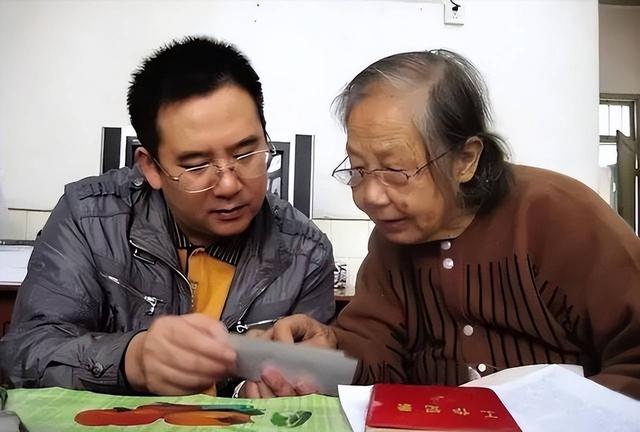 她曾为贺老总生下2个孩子，离婚后终身没有再婚，女儿是一位少将