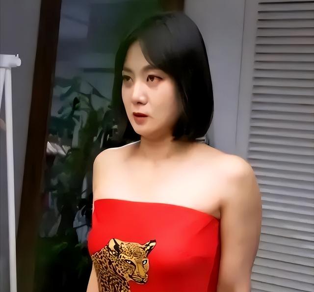 韩国艺人朴娜莱，又被曝在车上发生关系！强迫工作人员旁听