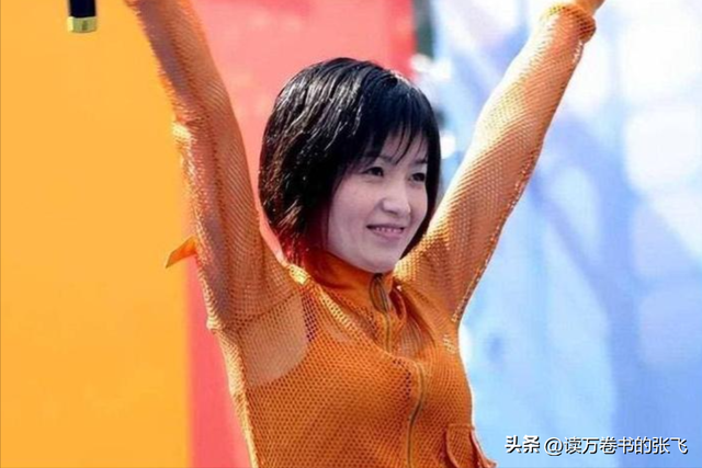 她连上5次春晚，私下却和恩师同居怀孕被骗流产，今57岁依然单身