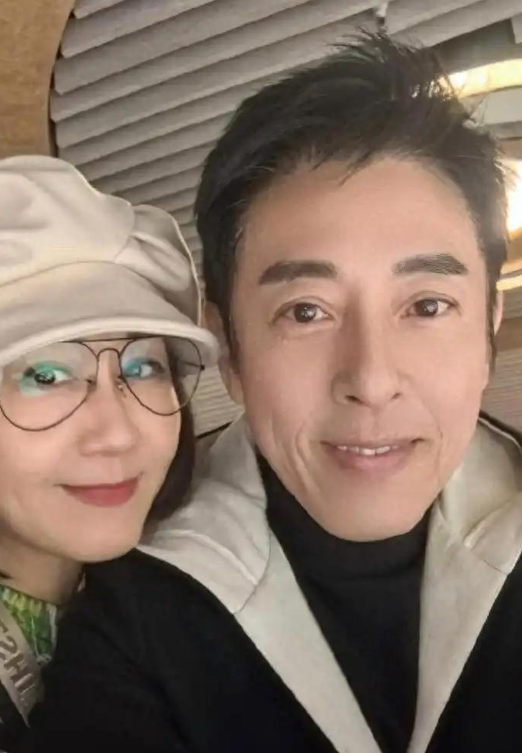 夫妻俩为了不变老，坚持31年不吃肉不生子，如今59岁近照不敢认