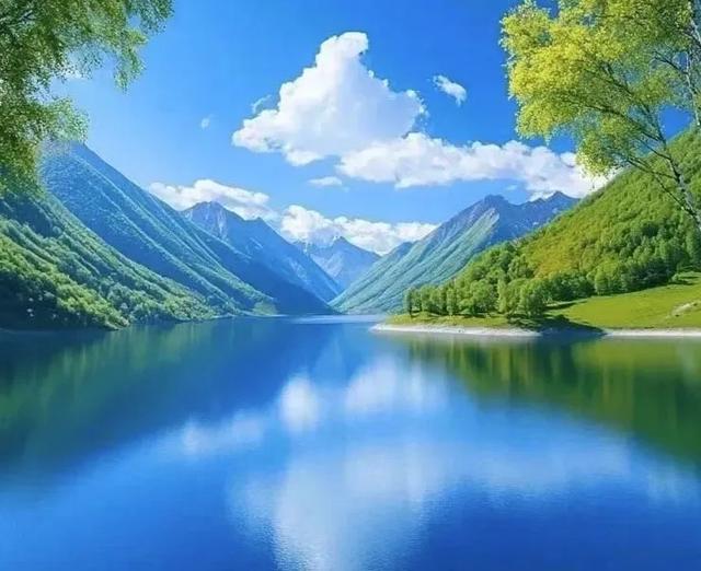 走进依山的湖畔