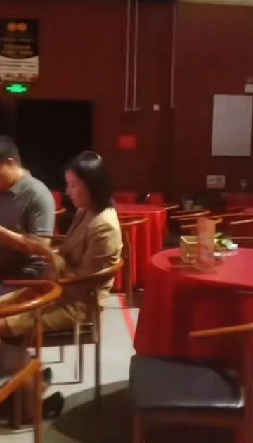 张伯鑫：台下满坑满谷，人满为患。搭档：你瞎啊。