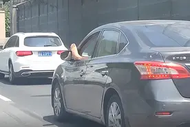 高架桥这一幕引起公愤！官方回应：行为恶劣，将被收车！图片