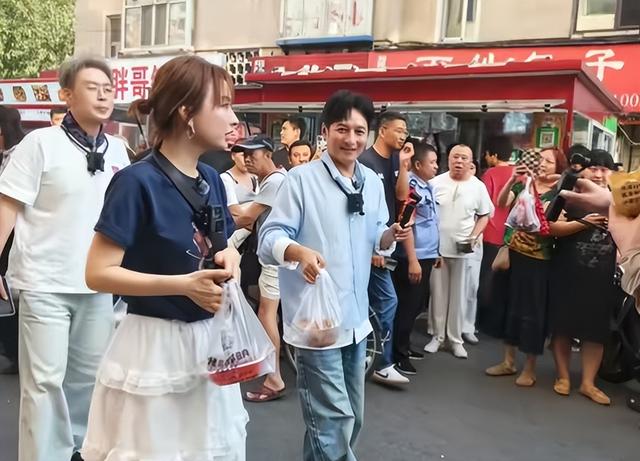 37岁杜海涛现身韩国，脸垮秃顶老到认不出，和沈梦辰秀恩爱超抢镜