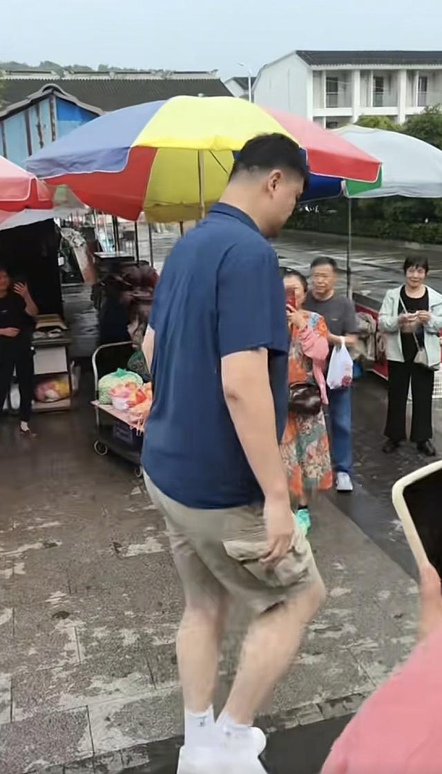 姚明国庆带一家人江苏旅游，女儿姚沁蕾15岁身高1米93打扮太成熟