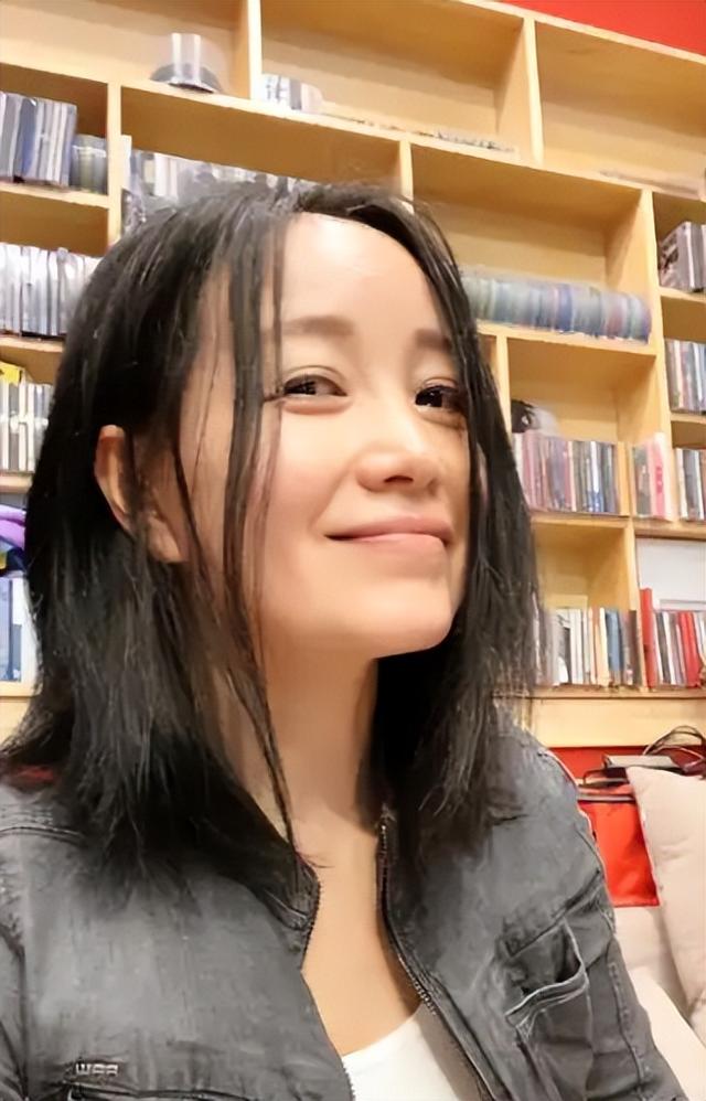 她连上5次春晚，和恩师同居怀孕，被骗流产，如今57岁依然单身！