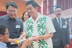 60岁郭富城参加女儿家长会，现场秒变歌迷会，为此特意染了头发！图片