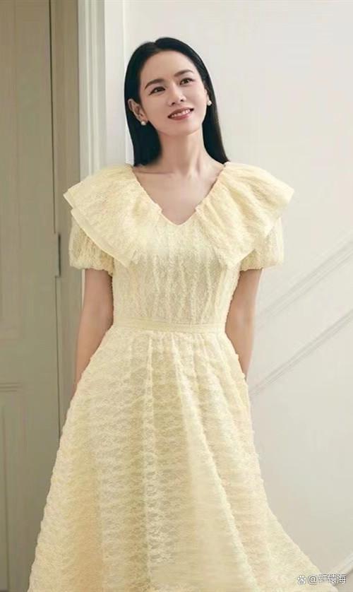被孙艺珍的气质惊艳到了，穿V领连衣裙秀好身材，笑容好迷人！