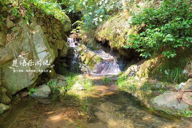 浙江宁波泉溪畔的千年古村，群山环抱溪水中流，适合休闲与徒步