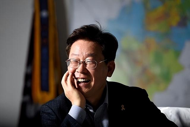 拒绝北京阅兵后，李在明派特使团访华，中方两个字让其放心了