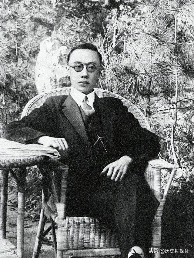 1924年溥仪被赶出紫禁城，在翊坤宫留影，寸头高筒皮靴，气质不凡