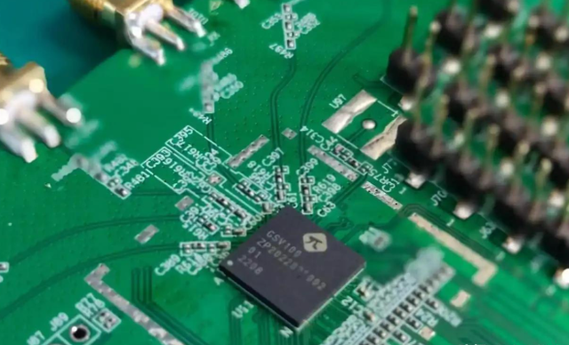 一个都跑不掉！华为600万年薪高管，带13人偷芯片，如今下场解气