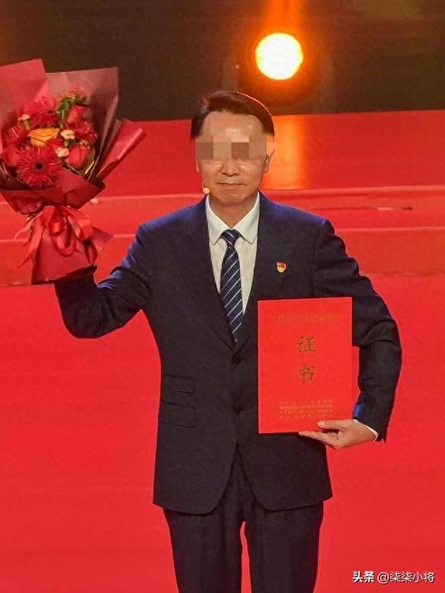 男校长和女主任外出考察同房过夜，网友扒出细节，二人早有猫腻