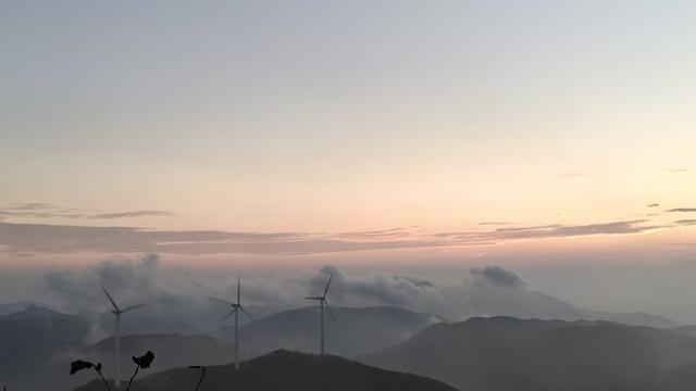 杭州11岁小学生回东阳看外婆，东白山露营看日出，想不到凌晨山顶这么多人！