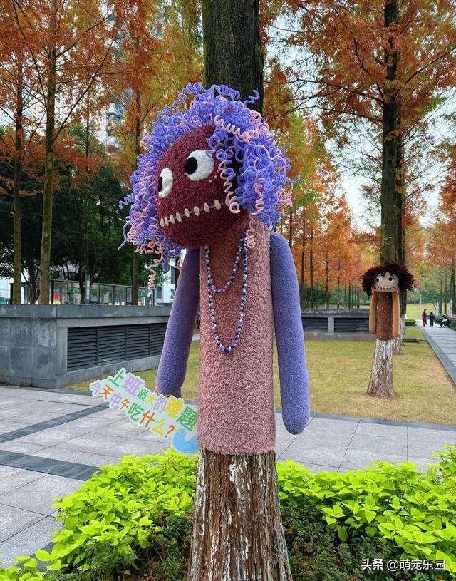 重庆玩偶树衣引发热议，网友褒贬不一，最终还是被撤走了