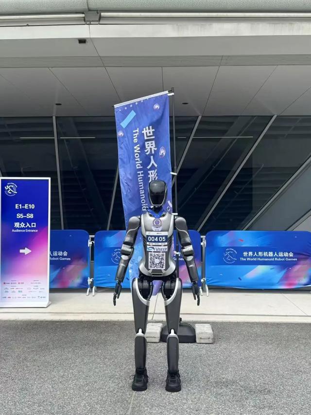 白鹤亮翅、弓步冲拳、叶问蹲……机器人闯入武术赛道，“一分钟学会一套动作”