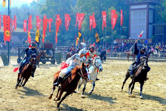 战马嘶风处:三英战吕布的三十年武魂