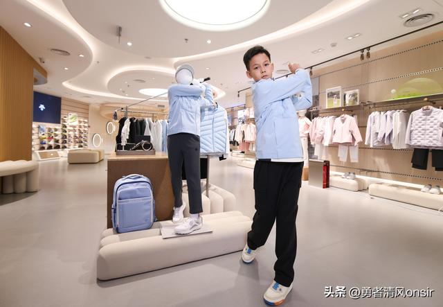 王皓妻子晒北京活动照, 两儿子一个像爸一个像妈, 王皓不上班好年轻