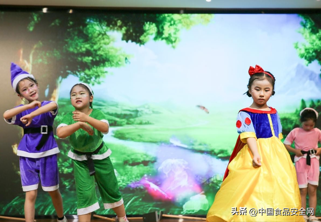公办幼儿园突然免学费！民办园老板连夜算账，家长却愁得睡不着：转园还是硬扛？