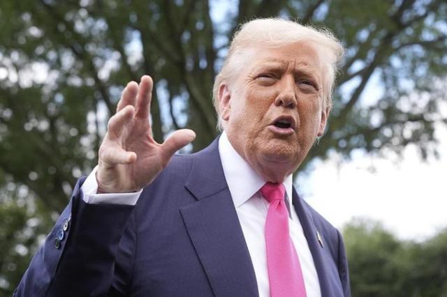 美军陷泥潭！特朗普硬推35000吨巨舰，重走希特勒沉没战舰的老路