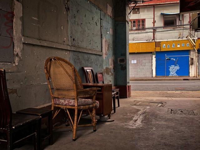 我在酒吧兼职调酒，一个风韵犹存的少妇成了常客，她只点我调的酒