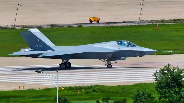 F-22猛禽与中国新型歼-35战斗机：舰载与制空的不同战略路径