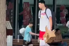 孙颖莎和男篮队员同框现最萌身高差，画面喜感十足，不许笑图片