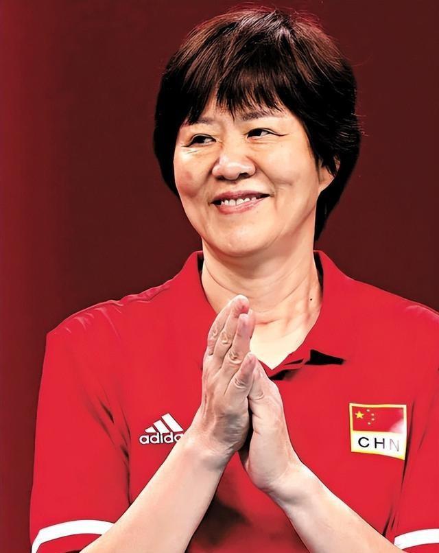65岁郎平北京钓鱼，穿九分裤好朴素，生图下脸凹苹果肌高耸认不出