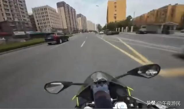 男子别停摩托车还骂人后续，身份被扒正脸曝光，警方介入拘留4天