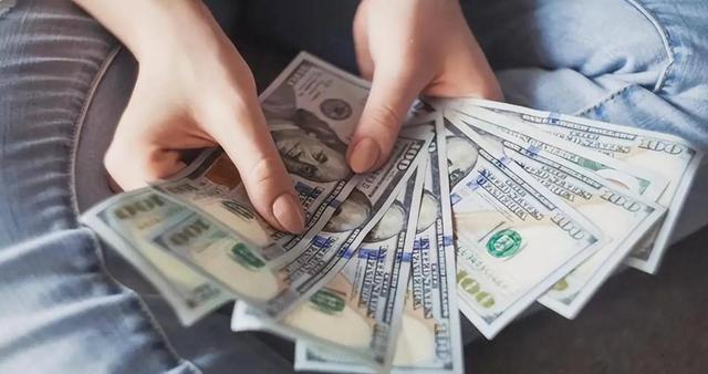 特朗普签了，10万美元/人！关税冲击加大，中国再减美债257亿美元