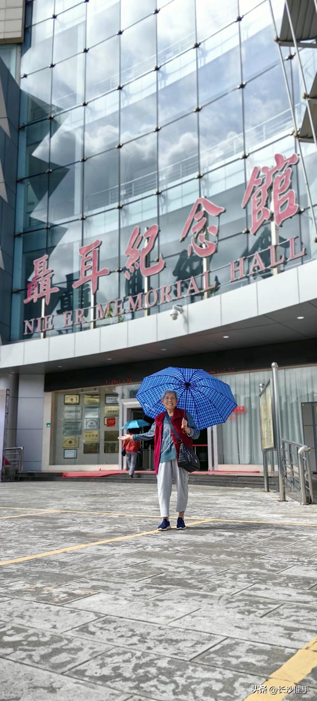 柴米油盐调味诗与远方，抚仙湖那一抹红