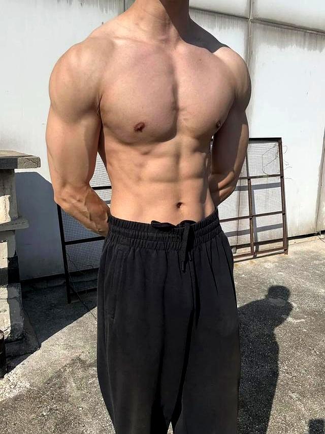 26岁北京自由健身教练，晒泵感肌肉	，这身材可以制霸健身房了