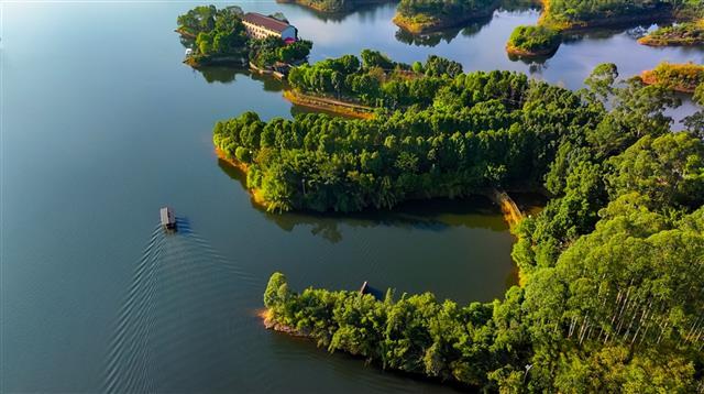 湖光山色 + 野鸭嬉戏！垫江迎风湖的初冬美景藏不住啦～