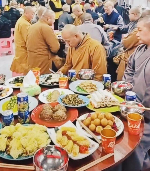 和尚们每天吃素还会发福？看了他们的伙食，瞬间明白为啥长胖了