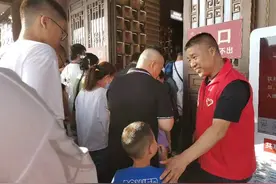 齐鲁石化消防支队腈纶队：携手志愿庆华诞 奉献爱心传真情图片