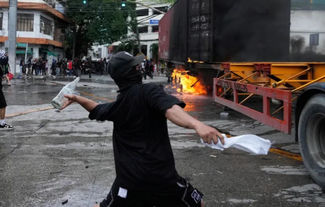 菲律宾20多城爆发大规模抗议，总统府前烧成火海，马科斯一言不发
