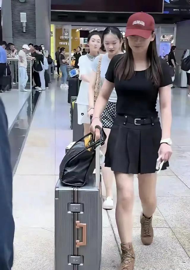阅兵女民兵返程，身高180秒变时尚达人。