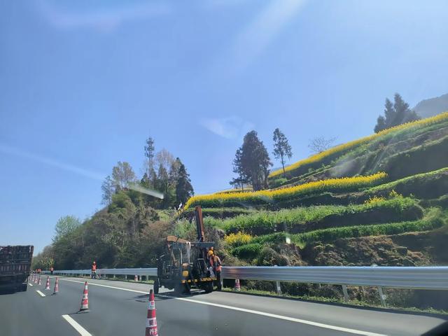 从重庆到西安七百公里，一路穿山越岭，风光无限。