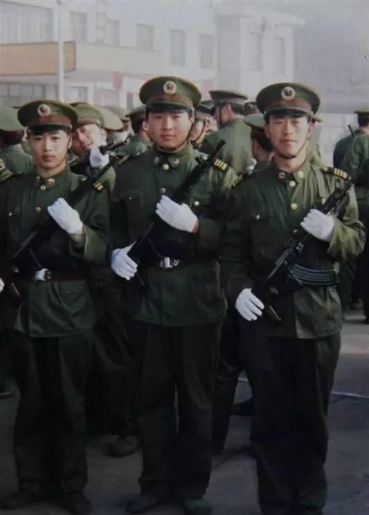 当年我救了老连长一命，我大婚却唯独他没来，战友们：多亏他没来